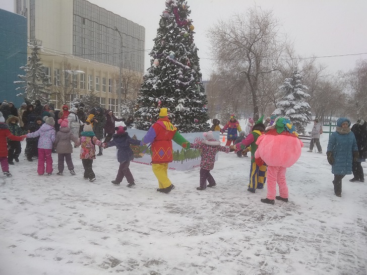 В Сквере им. О.Санфировой Дед Мороз и Снегурочка, а так же сказочные герои, поздравили взрослых и детей с наступающим Новым 2019 годом. 
