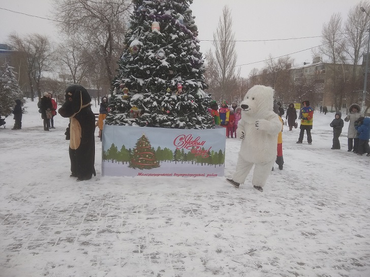 В Сквере им. О.Санфировой Дед Мороз и Снегурочка, а так же сказочные герои, поздравили взрослых и детей с наступающим Новым 2019 годом. 